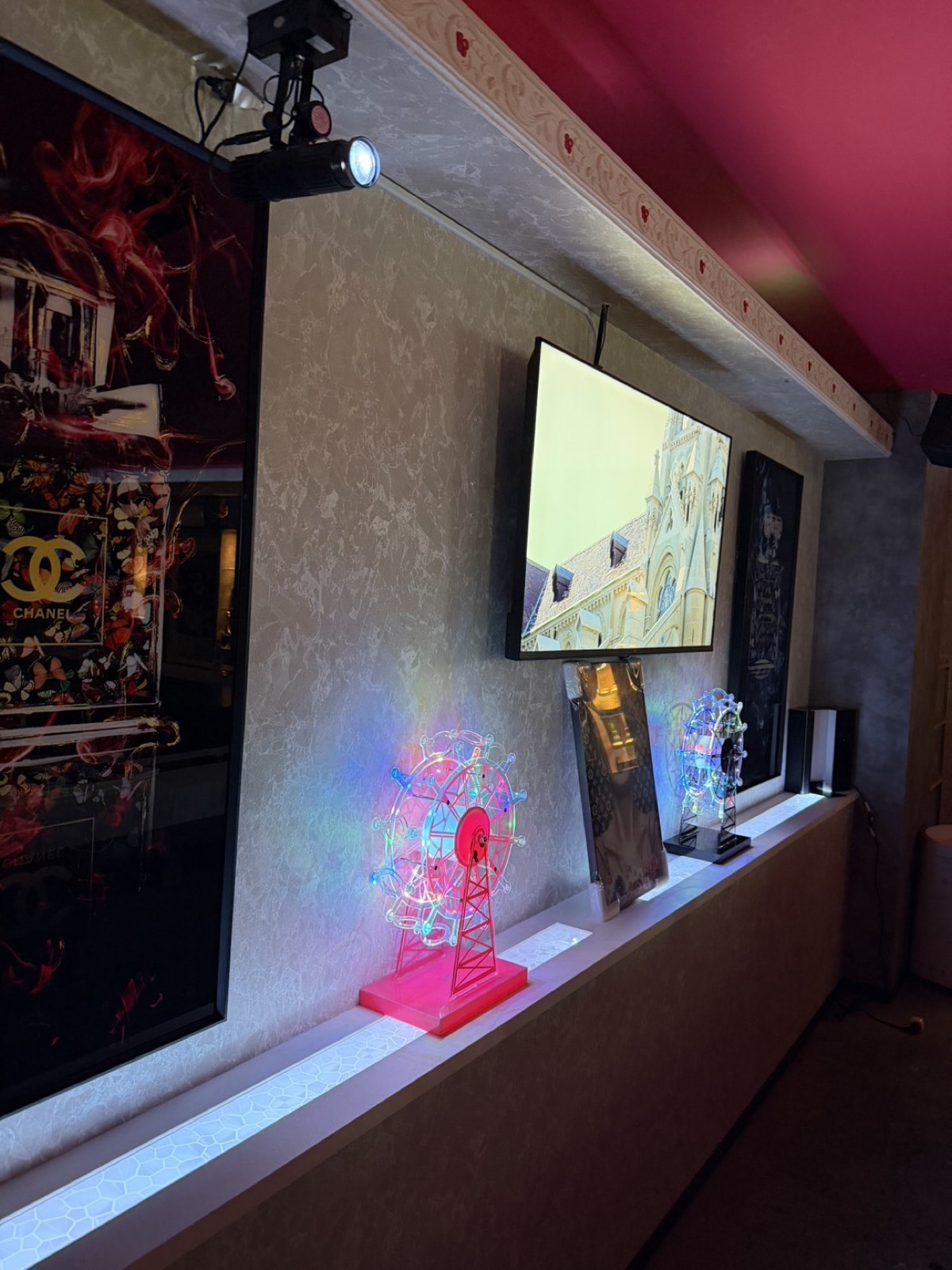 Red Rose 店内 — 赤くLED発光する観覧車のオブジェとネオン