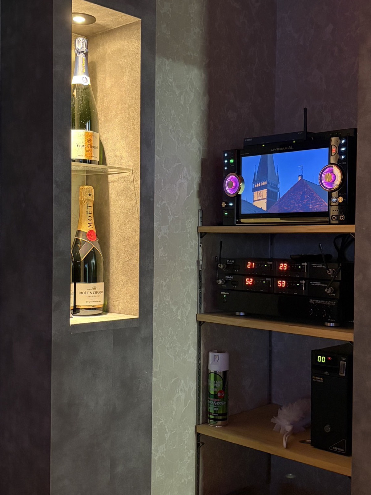 LIVEDAM Aiのカラオケ実機とシャンパンの棚